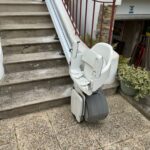 monte-escalier dans l'entrée d'une maison pour préserver l'autonomie