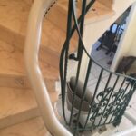 monte-escalier installé sur des escaliers en marbre