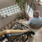 senior dans un monte-escalier pour éviter les chutes