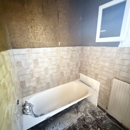 Ancienne-baignoire-en fonte-avant-transformation-en-douche-securisee