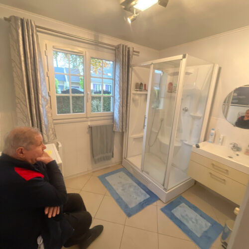 Ancienne-cabine-de douche-avec-receveur trop-haut-a-Gressy