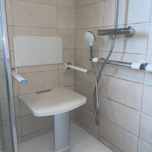 Installation-d-un-siege de-douche-avec accoudoirs-et-barre-de-maintien